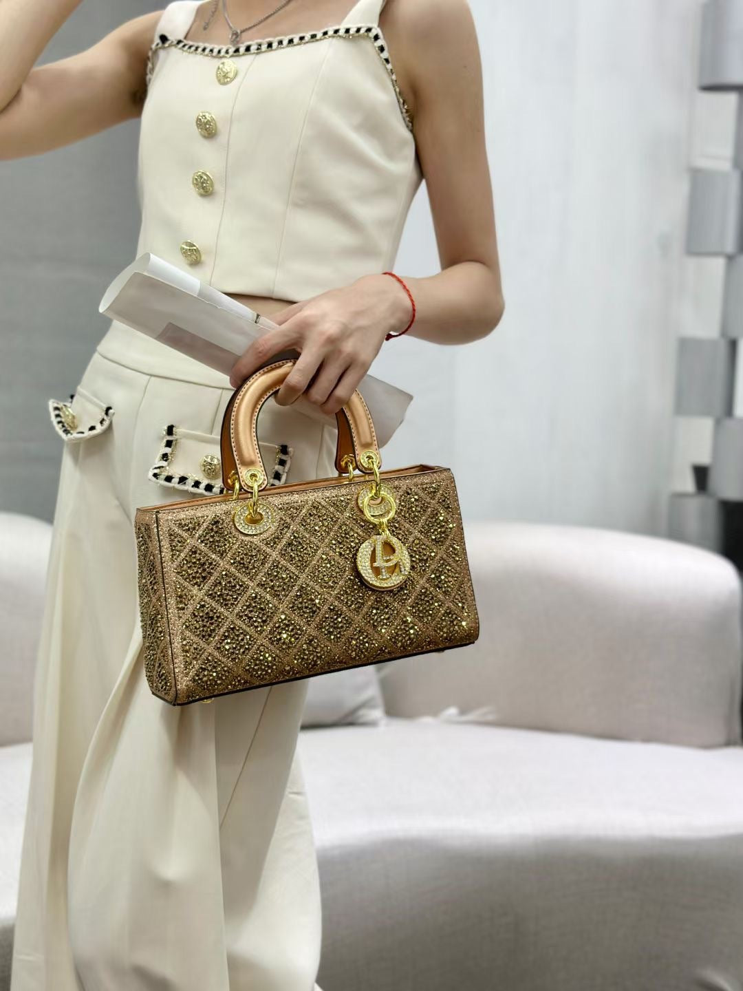 D Series PU Diamond-Quilted Mini Handbag – 27.5cm Small Bag with Gold Lock Detail