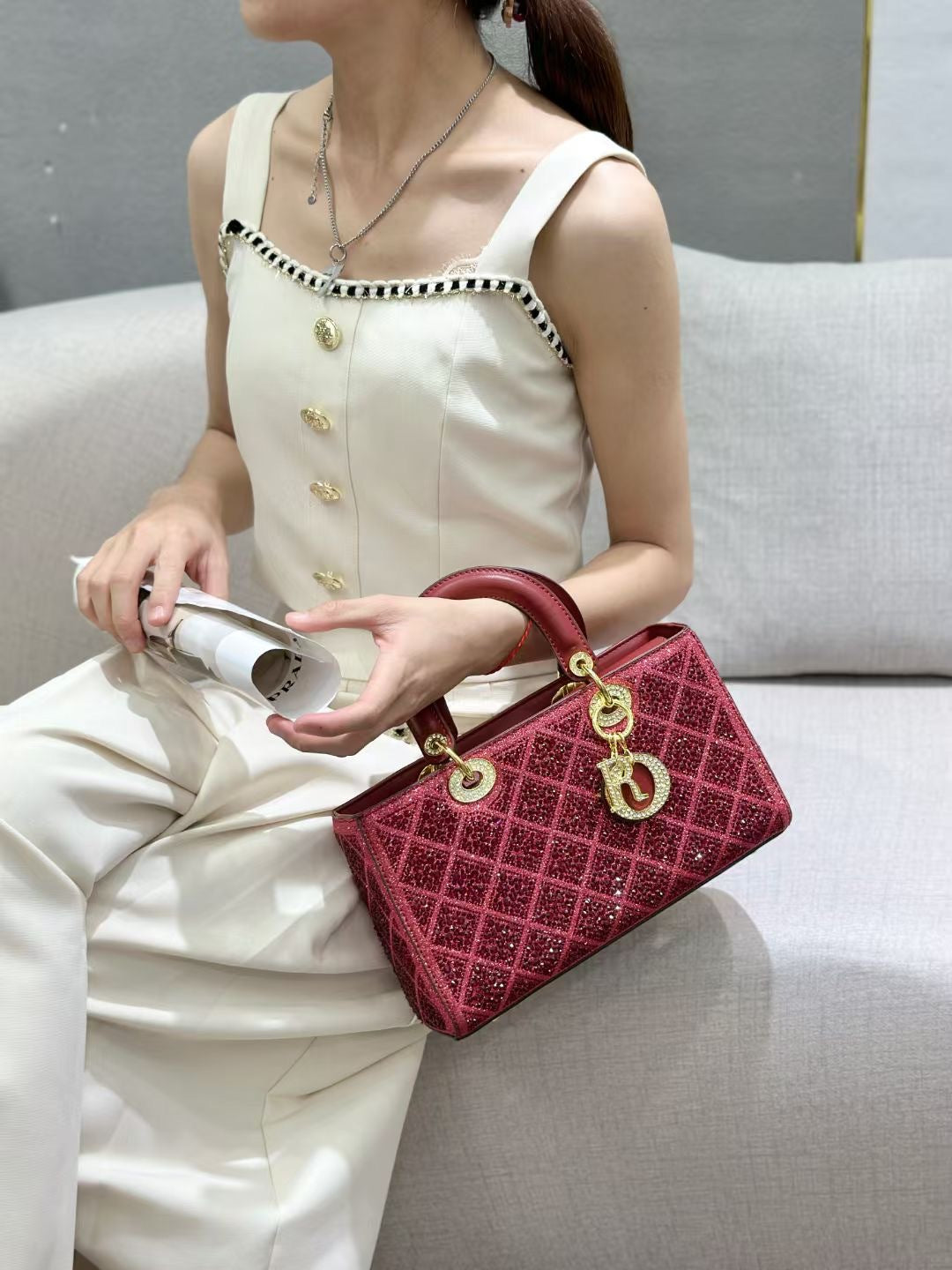 D Series PU Diamond-Quilted Mini Handbag – 27.5cm Small Bag with Gold Lock Detail