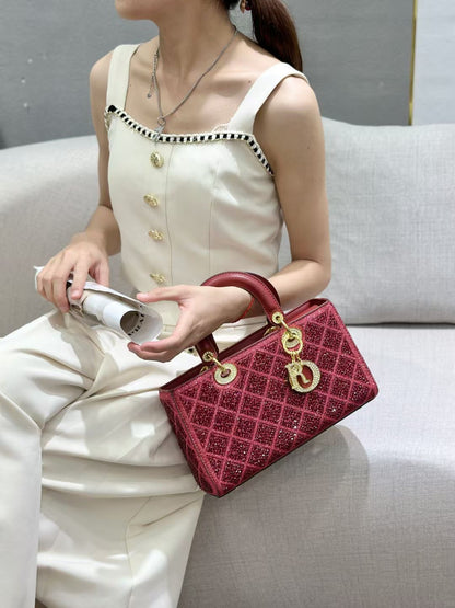 D Series PU Diamond-Quilted Mini Handbag – 27.5cm Small Bag with Gold Lock Detail